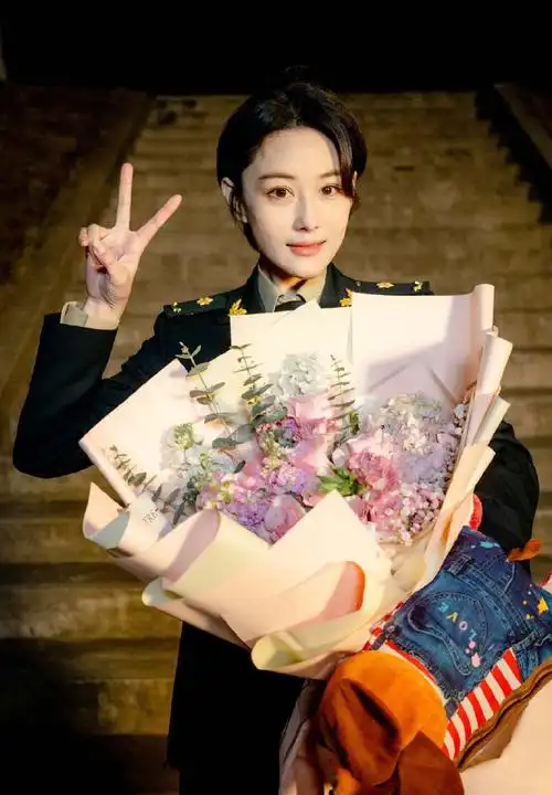 张馨予穿军装杀青又飒又美生图曝光却面色苍白太憔悴