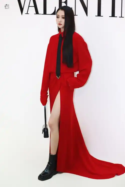 关晓彤高开叉红裙