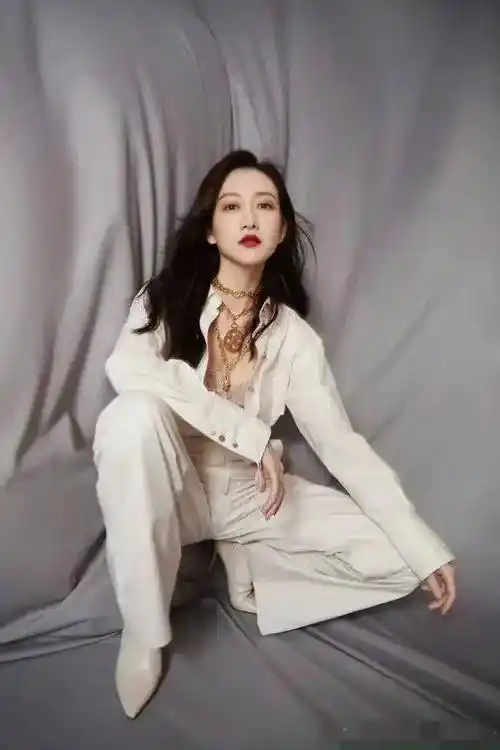 原创王鸥恋情曝光男友的上衣很抢镜50万网友是真的