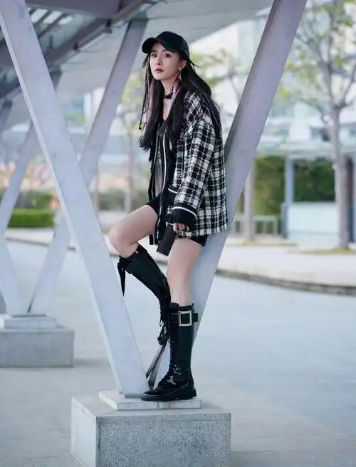 也是服了腿精杨幂大冷天也要光腿穿高筒靴街拍真时髦呀