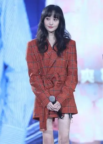 这是郑爽最大胆的一次,浑身只穿一件西装,秀出的腿让人变柠檬精