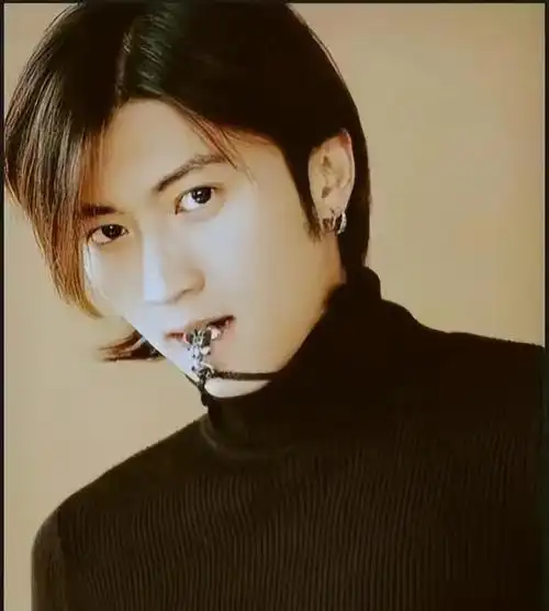 霍汶希亲自捧红谢霆锋,一直未婚生女,她的故事远比想象中更精彩