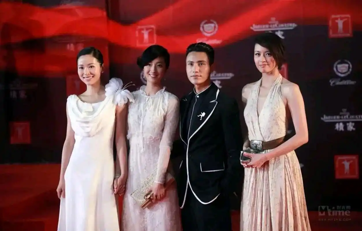 男星彭于晏身高182站在身高164的女星桂纶镁旁边很显高  面对女星穿