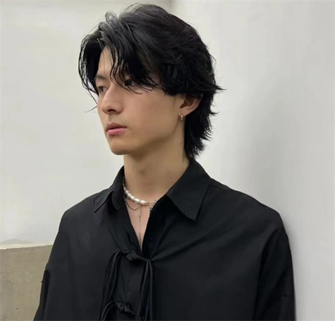 韩式长刘海长发,气垫烫刘海的处理,让造型更帅气沉稳.