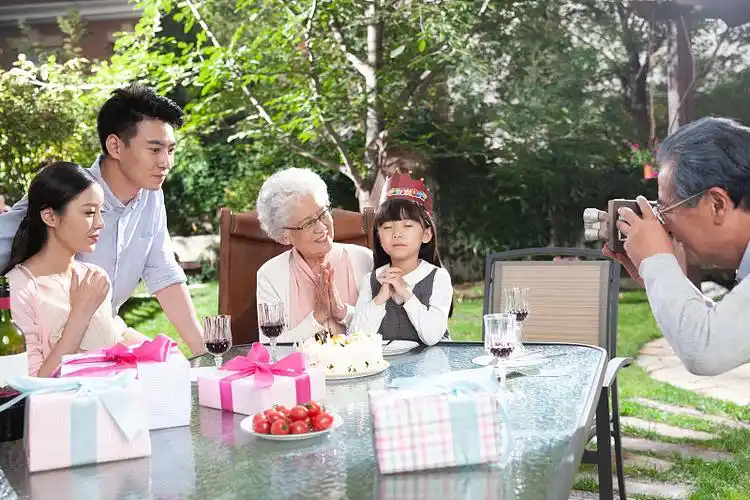 快乐家庭庆祝生日图片下载