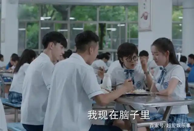 少年派:四人在食堂吃饭,宿管老师两次的不同举动,让人眼睛一热