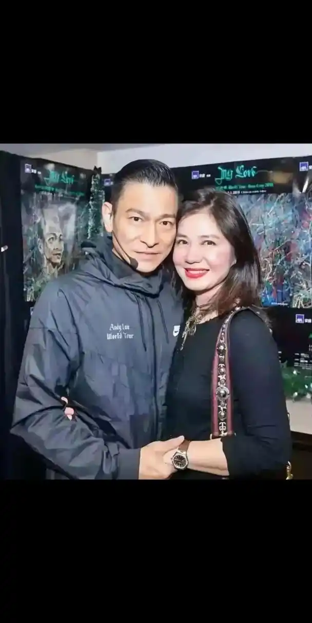 这张合影照片,左边是大家耳熟能详的天王刘德华,可右边这位看上去与