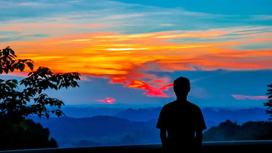 站在世界的某个角落一个人看着日出日落