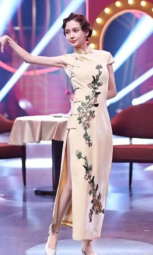 杨颖上《王牌》穿旗袍时尚犹存,看到关晓彤的那一刻,瞬间心动了_身材