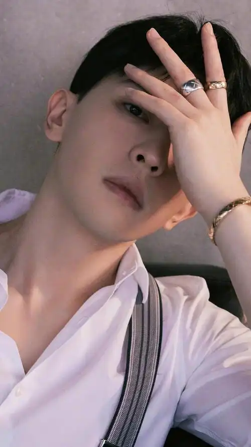 吊带裤型男"邓伦"个人写真手机壁纸,演绎来自上世纪的绅士