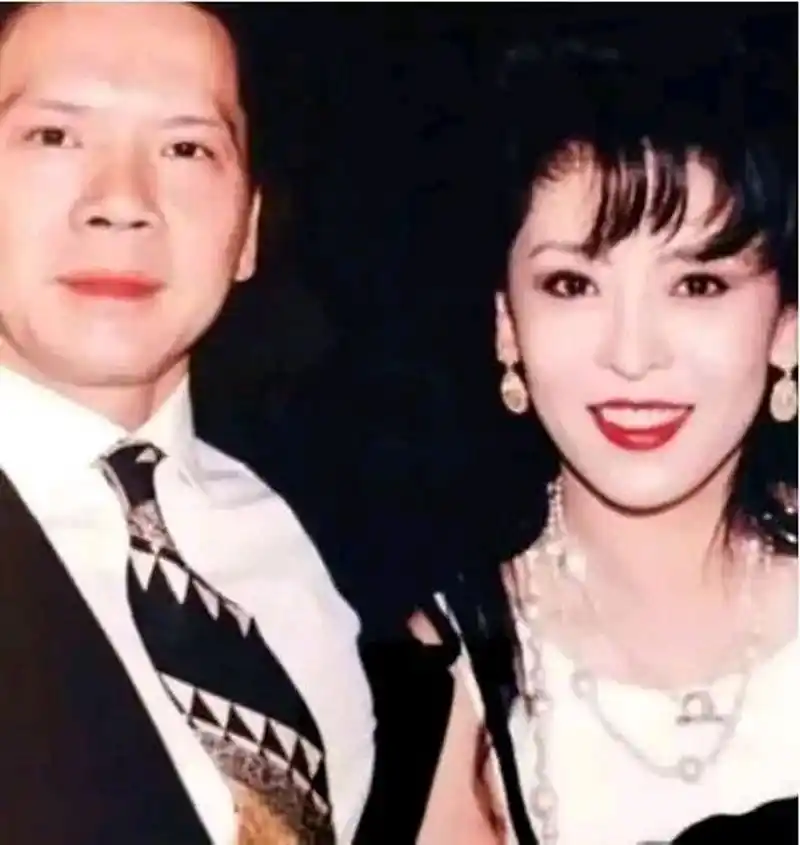 向华强的老婆陈岚年轻的时候原来是个美艳动人的大美人,颜值不输