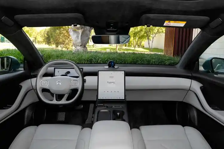 蔚来et5旅行版的内饰设计也延续了蔚来家族的科技感和舒适感.