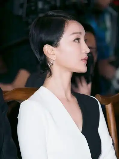 46岁周迅好显嫩穿黑白连体裤气质惊艳配俏皮短发灵动似少女