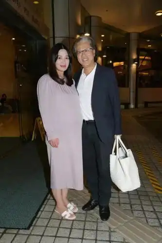 陈少霞不惧流产阴影再度产女富豪老公渴望传宗接代女神或继续追生