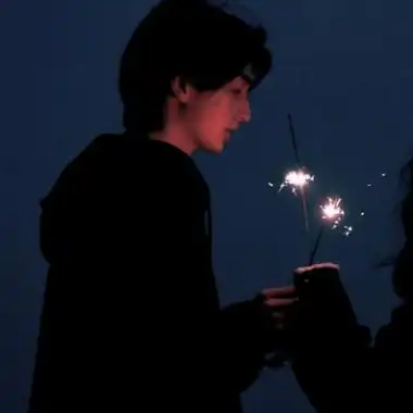 手捧烟花情侣头像高清意境拿着烟花棒的头像情侣图片