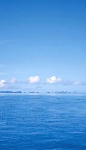 『天空与海』壁纸 | 大图城市的上空不是天空,而是深蓝色平静的浩渺