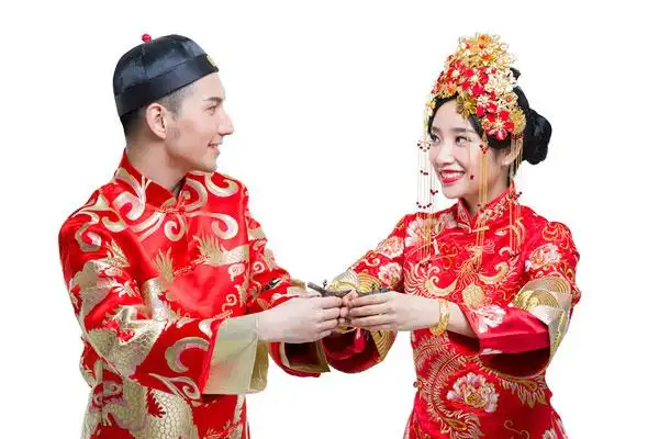 穿中式古装结婚礼服的新娘和新郎敬酒