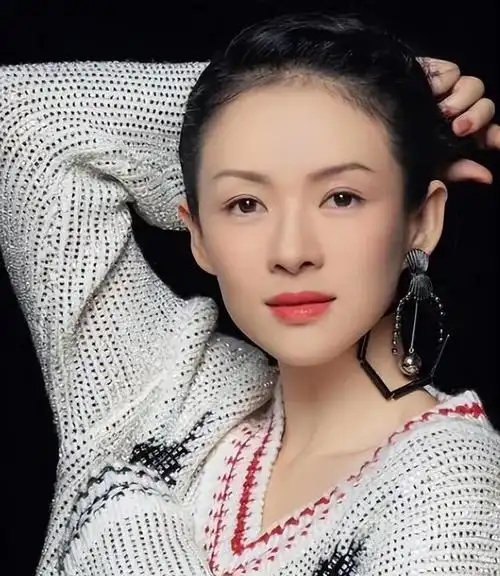 《酱园弄》杀青宴上,章子怡哽咽感谢导演,多年依然她