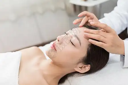 美女洗脸护肤美容步骤年轻美女躺着做spa背景