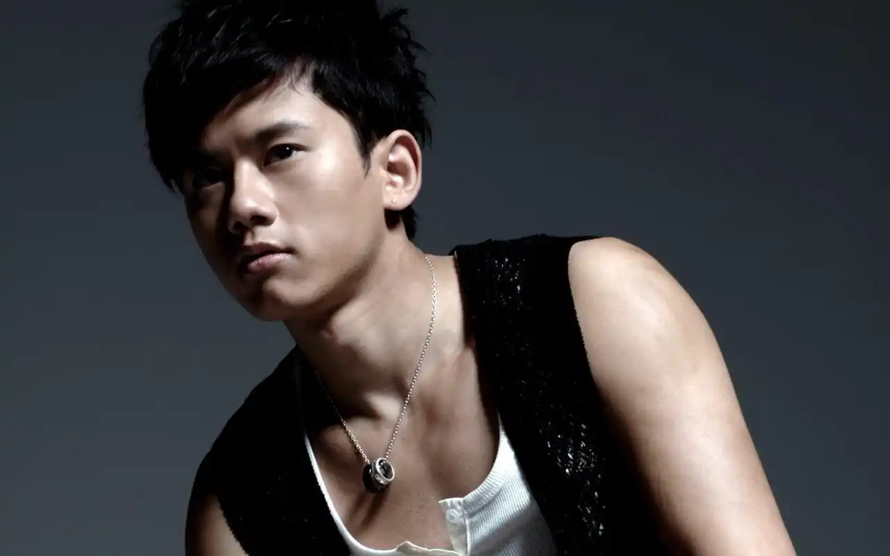 张杰帅气图片1440*900电脑壁纸