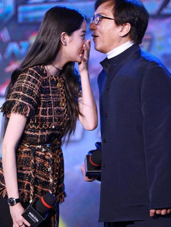 成龙与欧阳娜娜互动,娜娜抗拒到溢出屏幕,粉丝:陈飞宇提刀赶来