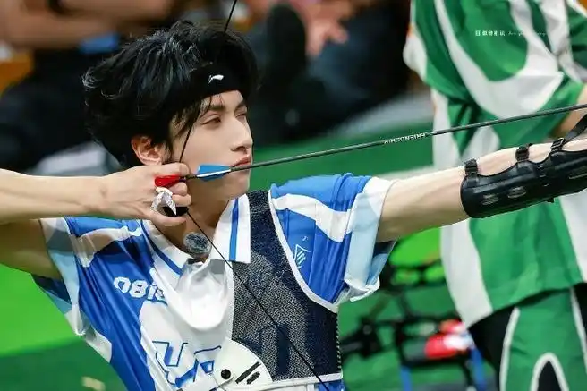 严浩翔射箭神图##严浩翔出场即高光