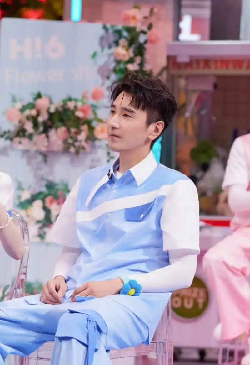 赵又廷穿这身衣服显得整个人很阳光帅气