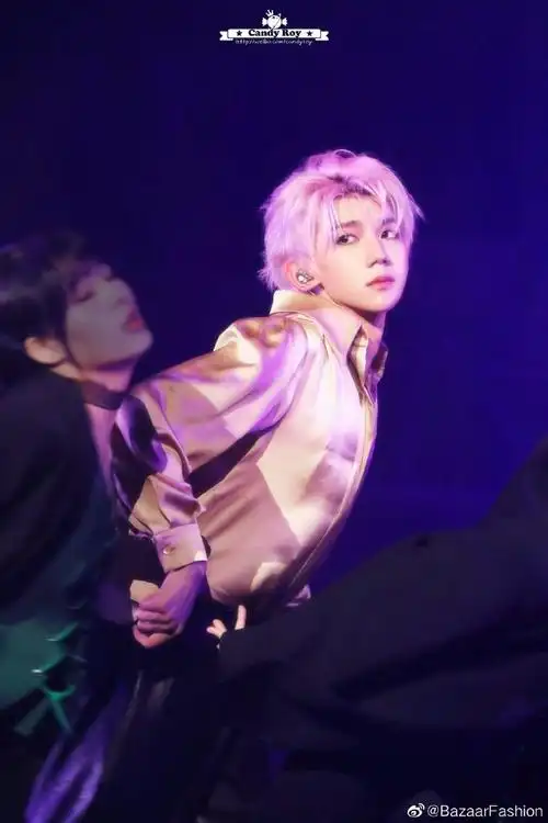 王源粉色双辫#粉色发色乖巧时尚,双辫造型又酷又帅,反差感满满!