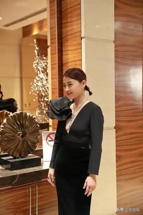 梅婷也难逃美人迟暮!大码裙撑不起,妆容显老十岁,昔日女神不再