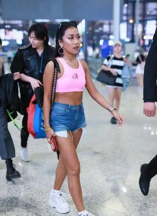 吉克隽逸身材太好粉色小背心搭配牛仔短裤曲线让人羡慕