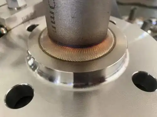 公司自主研发的鲁鼎氩弧焊自动焊机在角焊缝焊接方面有独到工艺.