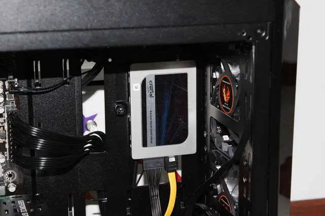 ssd固态硬盘安装在主机箱的右侧位置,安装比较方便,而且靠近前置风扇