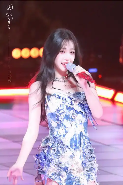 虞书欣超话#虞书欣南京演唱会#1028南京演唱会这套衣服也太闪了吧