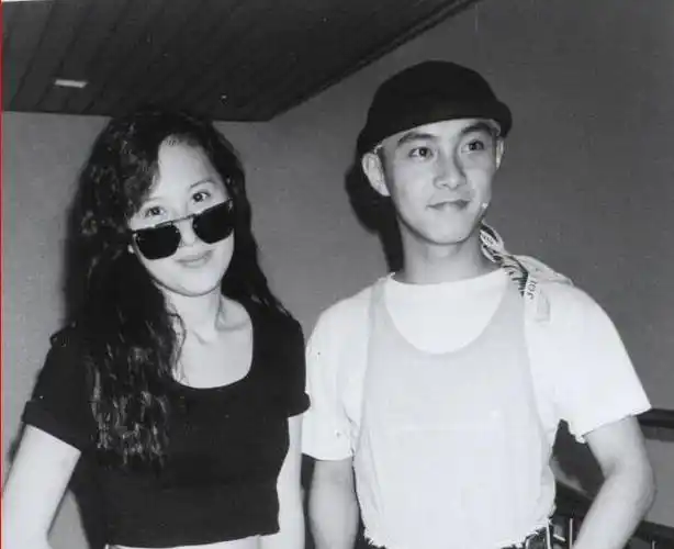 那年,江欣燕推出了专辑《baby baby》,肯定让想唱歌却不得的张卫健五