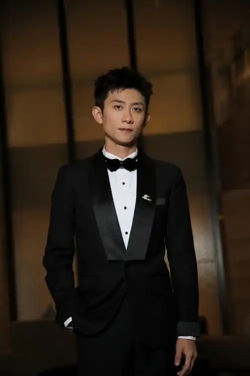 张一山清爽干练,目若星辰,携手电影人共襄盛举 !#中国电影华表奖