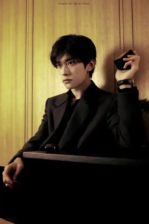 易烊千玺手拿dv走红毯##易烊千玺气定神闲的sense##gq出图了