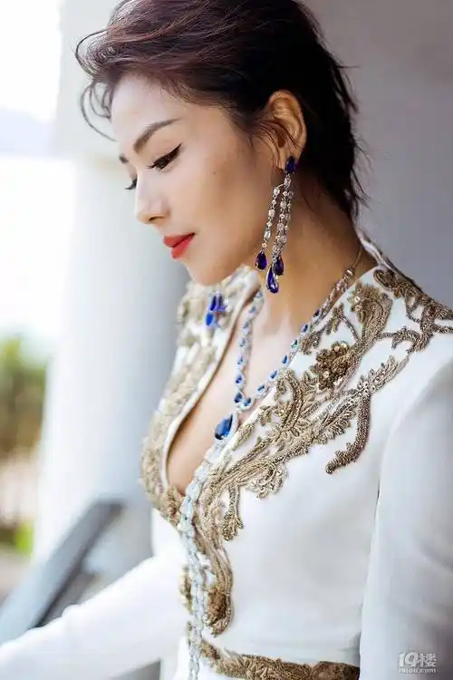 44岁刘涛在在海外拍大片,用美貌争光!