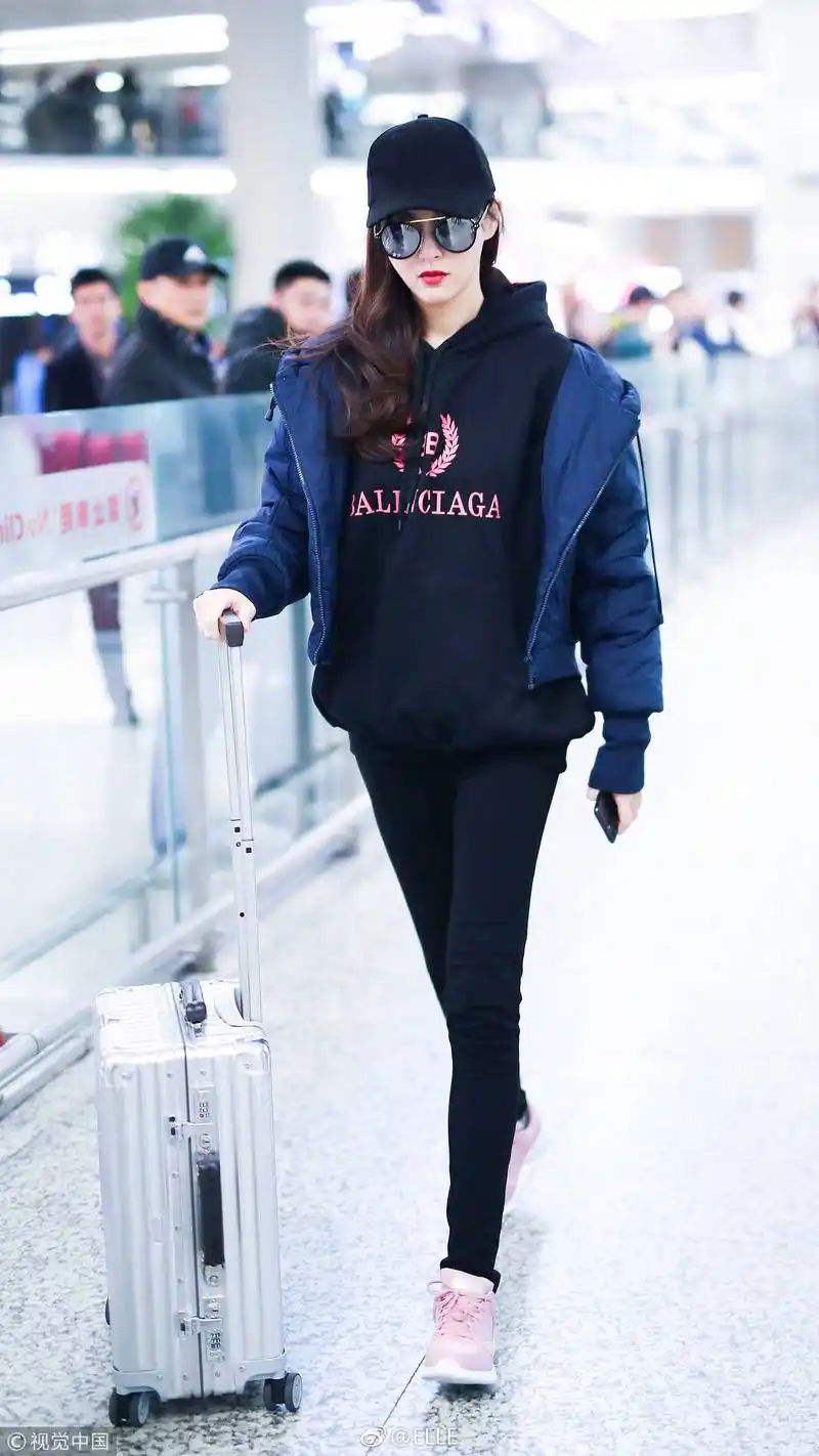唐嫣的时尚机场照,每一套穿搭都是经典,大气率性气场全开!