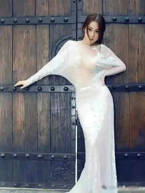 早期的张馨予肤白貌美,被誉为"人间水蜜桃",让人难以抵挡