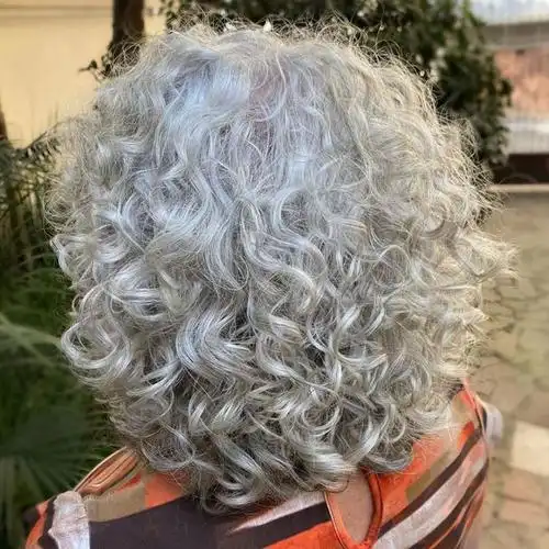 老年人白发多不想染发什么发型减龄试试蓬松洋气的小卷发型吧