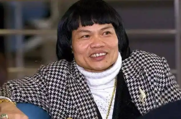 "香港最丑男星"被女子败光上亿资产,又传出与三名女子在一起风波