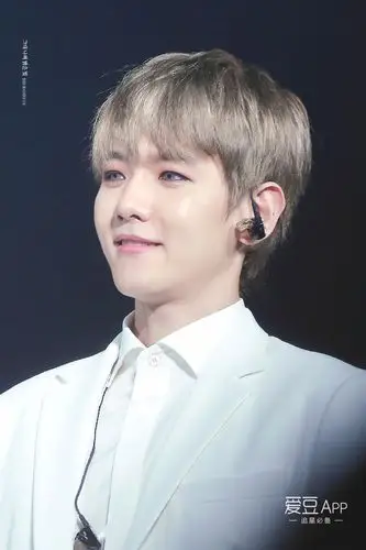 任何发色都能完美驾驭的伯贤,撩人而不自知!