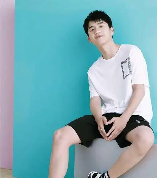 像刘昊然这种长相干净,又爱笑的大男孩,会自带小太阳属性,照的身边的