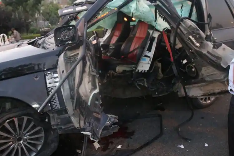 惊心爆胎能致路虎车爆炸看完这组视频你就知道了