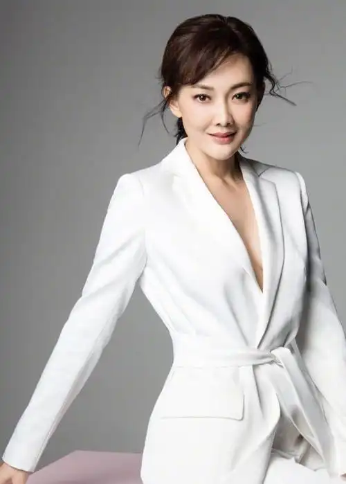 48岁牛莉首晒三娃 两儿一女为妈妈捏背捶腿温馨有爱