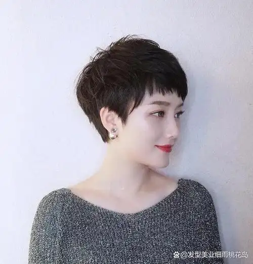 尽量不要选择烫发类,烫过的短发,一般都需要时间去打理才会好看,要不