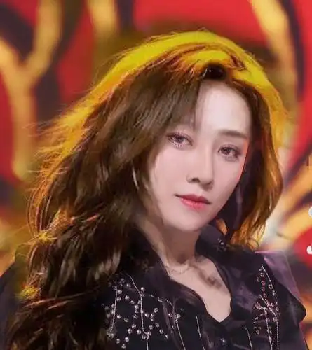 青你2:刘雨昕长发造型争议不断,网友对她c位出道产生质疑