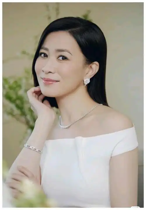 佘诗曼最新自拍曝光风格多样敢为尝试