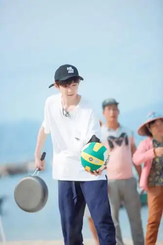 王源身穿白t化身运动少年 打球潜水青春帅气活力十足