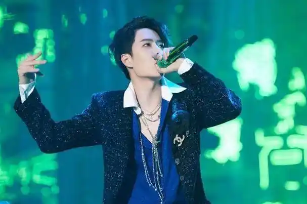 王一博扔扑克击中镜头,被碰到先鞠躬,看似高冷实则赤诚_小兄弟_舞台